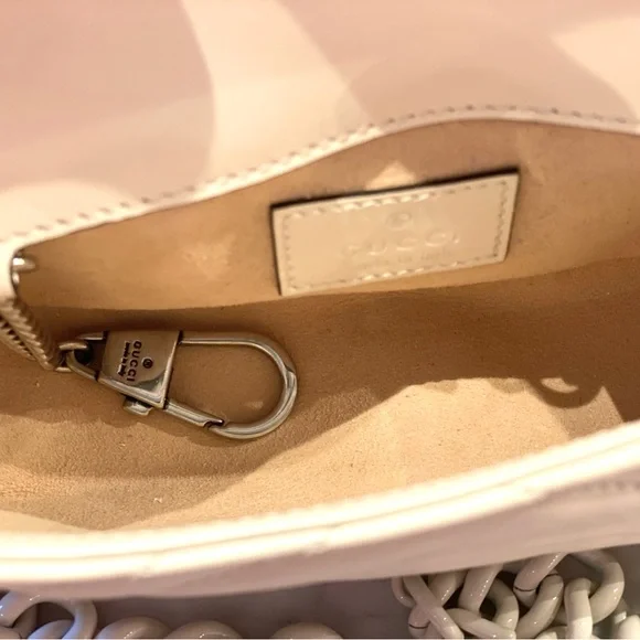 Gucci marmont bag in white chevron matelasse leather with a chain strap. - Picture 4 of 7
